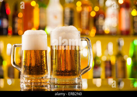 Pichets de bière placée sur comptoir bar avec copyspace Banque D'Images