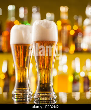 Pichets de bière placée sur comptoir bar avec copyspace Banque D'Images