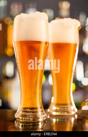 Pichets de bière placée sur comptoir bar avec copyspace Banque D'Images