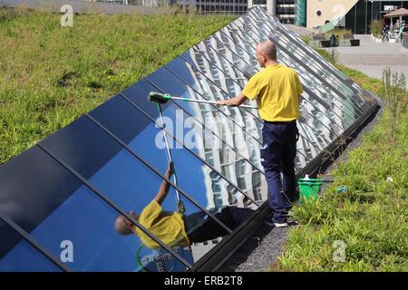 Nettoyant pour vitres travaillant sur la façade de verre Banque D'Images