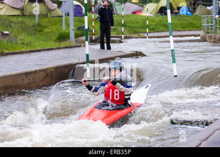 Northampton, Royaume-Uni. 31 mai, 2015. Whitewater Nene Centre. Slalom avec 150 venus de tout le pays de remplir dans un événement de deux jours avec 20 catégories. Nene a été le centre de l'Eau Vive le premier cours d'eau vive artificiel pompée construit, il fut construit en 1999. Credit : Keith J Smith./Alamy Live News Banque D'Images