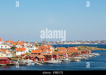 Vue sur Fiskebackskil un ancien village de pêcheurs sur la côte occidentale de la Suède, avec en arrière-plan la ville de Lysekil Banque D'Images