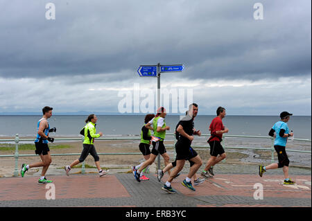 Edinburgh, Royaume-Uni. 31 mai, 2015. Front de Portobello, en Écosse. Maintenant dans sa 13e année, ce populaire et toujours plus marathon festival se déroule dans la capitale avec le Château d'Édimbourg en toile de fond. Il continue par East Lothian. Edinburgh Marathon a rejoint l'élite mondiale des courses sur routes en 2012 en devenant le premier marathon en Ecosse pour être officiellement reconnu par l'IAAF, le conseil d'administration d'athlétisme. L'IAAF bronze met la race parmi les 75 meilleurs au monde ce qui en fait un élément crucial de l'agenda sportif pour les coureurs. Banque D'Images