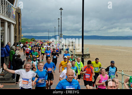 Edinburgh, Royaume-Uni. 31 mai, 2015. Front de Portobello, en Écosse. Maintenant dans sa 13e année, ce populaire et toujours plus marathon festival se déroule dans la capitale avec le Château d'Édimbourg en toile de fond. Il continue par East Lothian. Edinburgh Marathon a rejoint l'élite mondiale des courses sur routes en 2012 en devenant le premier marathon en Ecosse pour être officiellement reconnu par l'IAAF, le conseil d'administration d'athlétisme. L'IAAF bronze met la race parmi les 75 meilleurs au monde ce qui en fait un élément crucial de l'agenda sportif pour les coureurs. Banque D'Images