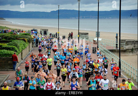 Edinburgh, Royaume-Uni. 31 mai, 2015. Front de Portobello, en Écosse. Maintenant dans sa 13e année, ce populaire et toujours plus marathon festival se déroule dans la capitale avec le Château d'Édimbourg en toile de fond. Il continue par East Lothian. Edinburgh Marathon a rejoint l'élite mondiale des courses sur routes en 2012 en devenant le premier marathon en Ecosse pour être officiellement reconnu par l'IAAF, le conseil d'administration d'athlétisme. L'IAAF bronze met la race parmi les 75 meilleurs au monde ce qui en fait un élément crucial de l'agenda sportif pour les coureurs. Banque D'Images