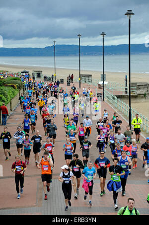Edinburgh, Royaume-Uni. 31 mai, 2015. Front de Portobello, en Écosse. Maintenant dans sa 13e année, ce populaire et toujours plus marathon festival se déroule dans la capitale avec le Château d'Édimbourg en toile de fond. Il continue par East Lothian. Edinburgh Marathon a rejoint l'élite mondiale des courses sur routes en 2012 en devenant le premier marathon en Ecosse pour être officiellement reconnu par l'IAAF, le conseil d'administration d'athlétisme. L'IAAF bronze met la race parmi les 75 meilleurs au monde ce qui en fait un élément crucial de l'agenda sportif pour les coureurs. Banque D'Images
