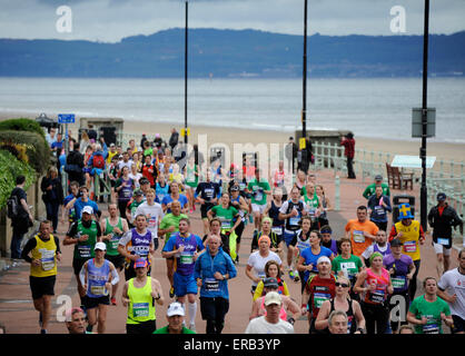 Edinburgh, Royaume-Uni. 31 mai, 2015. Front de Portobello, en Écosse. Maintenant dans sa 13e année, ce populaire et toujours plus marathon festival se déroule dans la capitale avec le Château d'Édimbourg en toile de fond. Il continue par East Lothian. Edinburgh Marathon a rejoint l'élite mondiale des courses sur routes en 2012 en devenant le premier marathon en Ecosse pour être officiellement reconnu par l'IAAF, le conseil d'administration d'athlétisme. L'IAAF bronze met la race parmi les 75 meilleurs au monde ce qui en fait un élément crucial de l'agenda sportif pour les coureurs. Banque D'Images