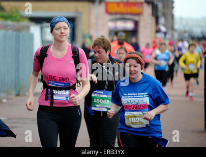 Edinburgh, Royaume-Uni. 31 mai, 2015. Front de Portobello, en Écosse. Maintenant dans sa 13e année, ce populaire et toujours plus marathon festival se déroule dans la capitale avec le Château d'Édimbourg en toile de fond. Il continue par East Lothian. Edinburgh Marathon a rejoint l'élite mondiale des courses sur routes en 2012 en devenant le premier marathon en Ecosse pour être officiellement reconnu par l'IAAF, le conseil d'administration d'athlétisme. L'IAAF bronze met la race parmi les 75 meilleurs au monde ce qui en fait un élément crucial de l'agenda sportif pour les coureurs. Banque D'Images