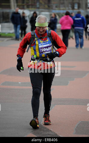 Edinburgh, Royaume-Uni. 31 mai, 2015. Front de Portobello, en Écosse. Maintenant dans sa 13e année, ce populaire et toujours plus marathon festival se déroule dans la capitale avec le Château d'Édimbourg en toile de fond. Il continue par East Lothian. Edinburgh Marathon a rejoint l'élite mondiale des courses sur routes en 2012 en devenant le premier marathon en Ecosse pour être officiellement reconnu par l'IAAF, le conseil d'administration d'athlétisme. L'IAAF bronze met la race parmi les 75 meilleurs au monde ce qui en fait un élément crucial de l'agenda sportif pour les coureurs. Banque D'Images