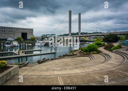 Esplanade et pont à haubans sur la voie navigable, Foss Thea à Tacoma, Washington. Banque D'Images