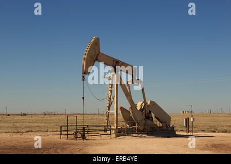 Une photographie de l'intérieur de la pompe d'huile (huile donkey, hochant âne) dans les champs de pétrole de l'ouest du Texas, USA. Banque D'Images