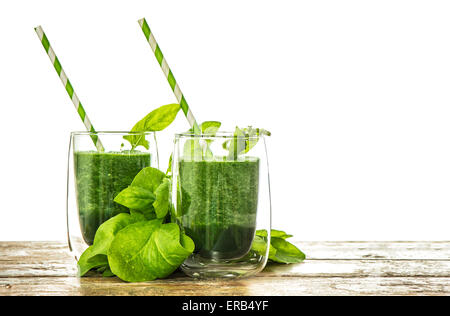 Smoothie vert sain d'épinards dans du verre transparent. Les ingrédients alimentaires. Concept Detox Banque D'Images