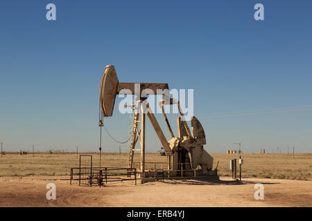 Une photographie de l'intérieur de la pompe d'huile (huile donkey, hochant âne) dans les champs de pétrole de l'ouest du Texas, USA. Banque D'Images