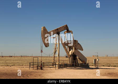 Une photographie de l'intérieur de la pompe d'huile (huile donkey, hochant âne) dans les champs de pétrole de l'ouest du Texas, USA. Banque D'Images