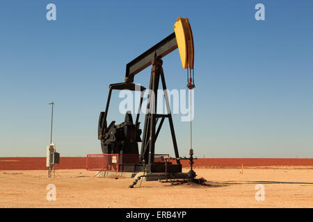 Une photographie de l'intérieur de la pompe d'huile (huile donkey, hochant âne) dans les champs de pétrole de l'ouest du Texas, USA. Banque D'Images