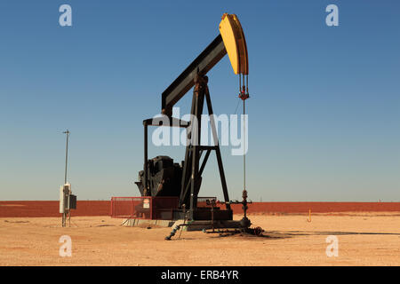 Une photographie de l'intérieur de la pompe d'huile (huile donkey, hochant âne) dans les champs de pétrole de l'ouest du Texas, USA. Banque D'Images