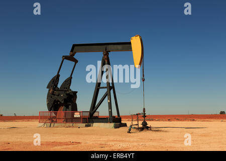 Une photographie de l'intérieur de la pompe d'huile (huile donkey, hochant âne) dans les champs de pétrole de l'ouest du Texas, USA. Banque D'Images