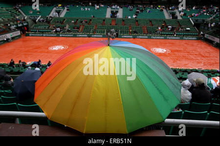 Paris, France. 31 mai, 2015. Tenir les spectateurs comme des parasols de toutes les rencontres sur cour reportée en raison de la pluie à 2015 Tournoi de tennis français à Roland Garros, à Paris, France le 31 mai 2015. © Han Yan/Xinhua/Alamy Live News Banque D'Images