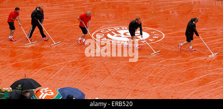 Paris, France. 31 mai, 2015. La cour propre personnel après la pluie a cessé tous les matches sur cour en 2015 Open de France de tennis à Roland Garros, à Paris, France le 31 mai 2015. © Han Yan/Xinhua/Alamy Live News Banque D'Images