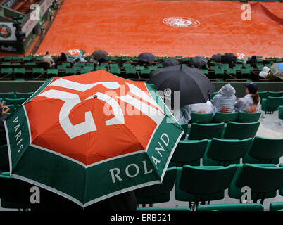 Paris, France. 31 mai, 2015. Tenir les spectateurs comme des parasols de toutes les rencontres sur cour reportée en raison de la pluie à 2015 Tournoi de tennis français à Roland Garros, à Paris, France le 31 mai 2015. © Han Yan/Xinhua/Alamy Live News Banque D'Images