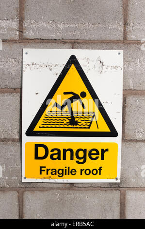 Danger : toit fragile signe sur un bâtiment industriel. UK Banque D'Images