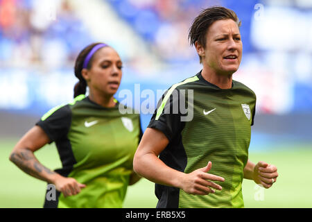 Harrison, New Jersey, USA. 30 mai, 2015. United States avant Abby Wambach (à droite) et l'avant Sydney Leroux (gauche) préchauffer avant un match amical entre la République de Corée et les États-Unis au Red Bull Arena à Harrison, New Jersey. La République de Corée et les États-Unis ont joué à une égalité de 0-0. © Cal Sport Media/Alamy Live News Banque D'Images