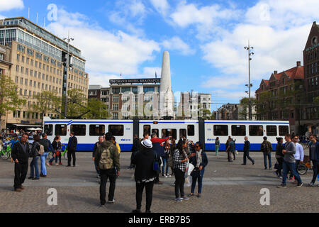 Dam square d'Amsterdam avec le monument national en arrière-plan, la place du Dam est situé à 800 mètres du centre d'Amsterdam Banque D'Images