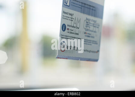 Hangar miroir signer dans une voiture près du Tunnel sous la Manche Banque D'Images