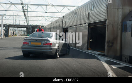 Une voiture à bord d'un train à l'eurotunnel Calais terminal du tunnel sous la Manche Banque D'Images