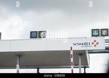 Les panneaux au-dessus d'un poste de péage français sur autoroute française montrant le symbole tag Banque D'Images