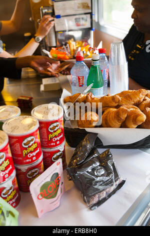 Affichage des pâtisseries dans le petit chariot sur le train Eurostar au départ de Paris (Bruxelles). Banque D'Images