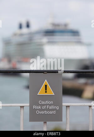 Attention Risque de chute par-dessus bord signe sur le ferry Red Funnel avec Southampton Docks dans l'arrière-plan Banque D'Images