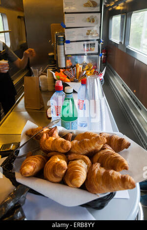 Affichage des pâtisseries dans le petit chariot sur le train Eurostar au départ de Paris (Bruxelles). Banque D'Images