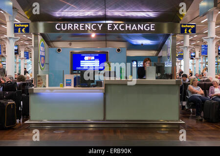 ICE bureau de change : International currency exchange - dans le salon de départ Eurostar de la gare internationale St Pancras London UK Banque D'Images