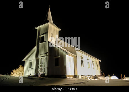 Église de nuit dans Austnesfjord, Lofoten, Norvège Banque D'Images