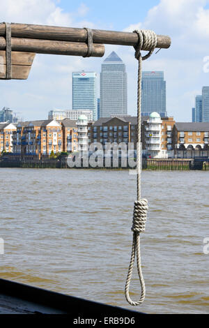 Les Hangmans se coulent à la perspective de Whitby pub liens historiques avec le crime et les criminels dans les toits de Canary Wharf du 17e siècle au-delà de Thames Londres Angleterre Royaume-Uni Banque D'Images