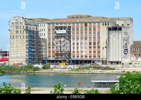 Millennium Mills a abandonné Rhodar, l'entrepreneur en construction travaillant sur une partie du site de réaménagement de Silvertown Quays East London Docklands Newham Angleterre Royaume-Uni Banque D'Images