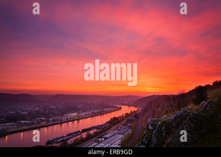 Vue sur la Meuse à Huy en Belgique lors d'un coucher de soleil rouge Banque D'Images