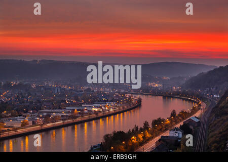 Vue sur la Meuse à Huy en Belgique lors d'un coucher de soleil rouge Banque D'Images