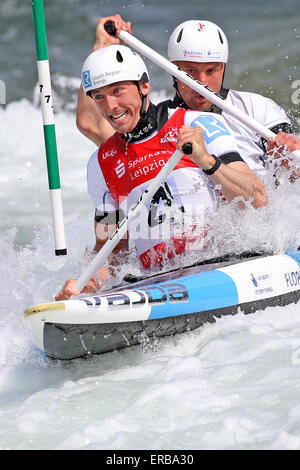 Lobbe, Allemagne. 31 mai, 2015. Britains's David Florence (avant) et Richard Hounslow en action au cours de la demi-finale de C2 canoë événement lors des Championnats d'Europe en Slalom à Lobbe, Allemagne, 31 mai 2015. Photo : Jan Woitas/dpa/Alamy Live News Banque D'Images