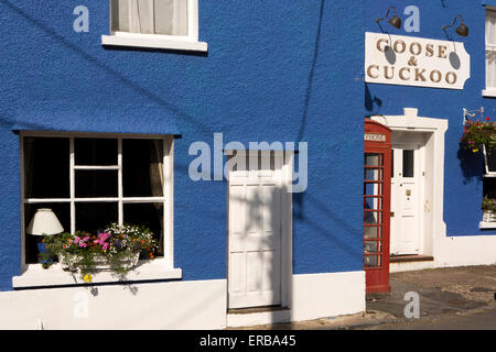 Pays de Galles, Carmarthenshire, Llangadog, Church Street, K6 téléphone fort à l'extérieur de l'oie et le pub de Coucou Banque D'Images