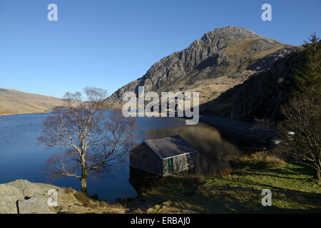 Tryfan avec Llyn Ogwen au premier plan. Banque D'Images