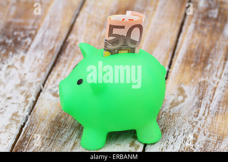 Piggy bank with banknote sortant de c Banque D'Images