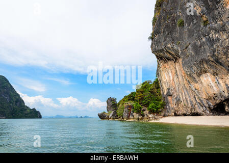 Magnifique paysage de mer ciel et atterrissage plage pour les bateaux de voyage Khao Tapu ou Île de James Bond dans Ao Phang Nga Bay National Banque D'Images