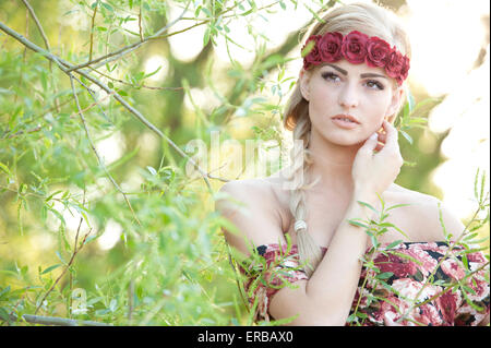 Blonde portant une couronne de fleurs Banque D'Images