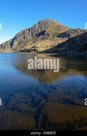 Tryfan avec Llyn Ogwen au premier plan. Banque D'Images