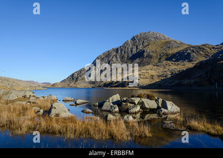 Tryfan avec Llyn Ogwen au premier plan. Banque D'Images