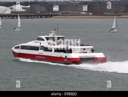 Ferries Red Funnel jet rouge hi-speed ferry Banque D'Images