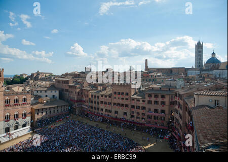 La Piazza del Campo avec vue sur le dôme et la foule en attendant le début de Il Palio di Siena, Toscane, Italie Banque D'Images