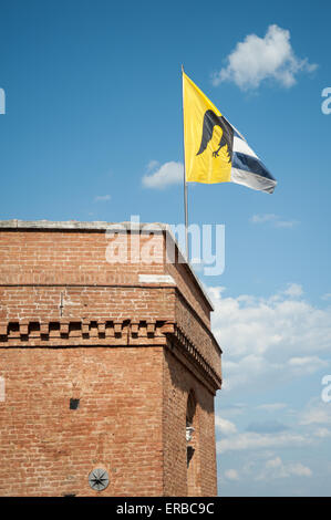 Drapeau de Sienne à Torre di Mangia tour de l'horloge pour Il Palio di Siena course de chevaux, ville de Sienne, Toscane, Italie Banque D'Images